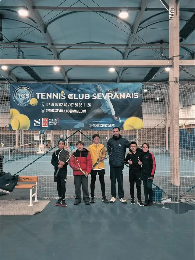 Joueur du Tennis Club Sevranais en action